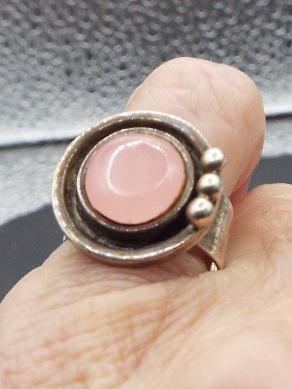 PERU 950 SILVER DELICATE PINK MOONSTONE ROUND CABOCHON 3 BEAD SZ.5 3/4 RING 15B